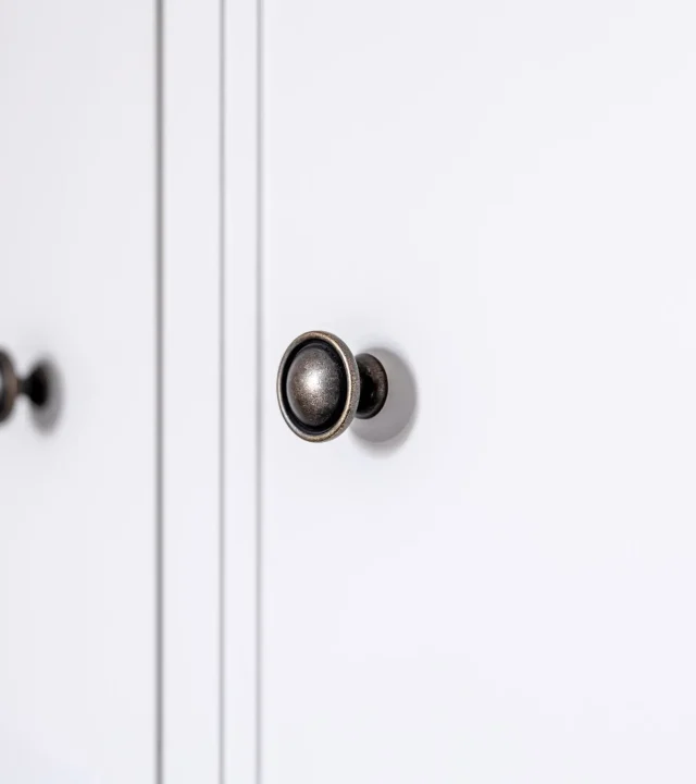 Weiße Tür mit schwarzer Klinke