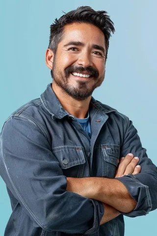 Der lächelnde Schlosser bei der Ausführung von Dienstleistungen